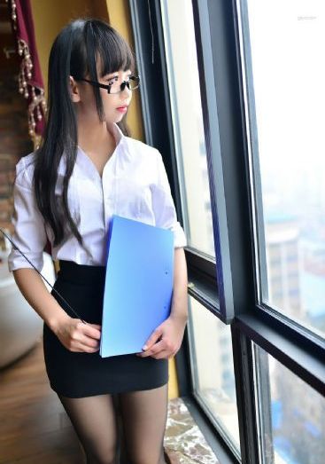 两个女人在有风景的海滩