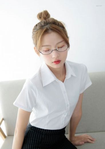 美女把胸全部露出